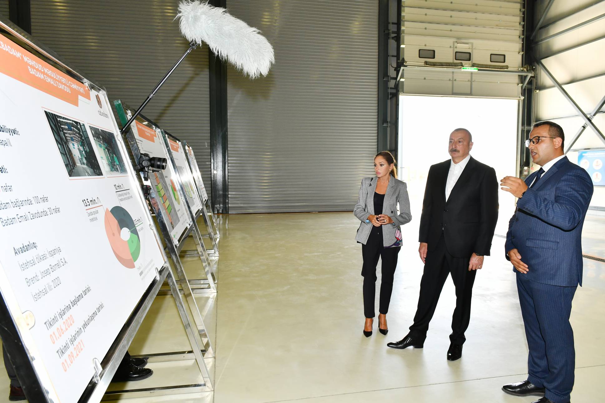 İlham Əliyev və birinci xanım Mehriban Əliyeva “Grand-Agro İnvitro” MMC-nin müəssisəsi ilə tanış olub, “Azbadam” MMC-nin emal zavodunun açılışında iştirak ediblər